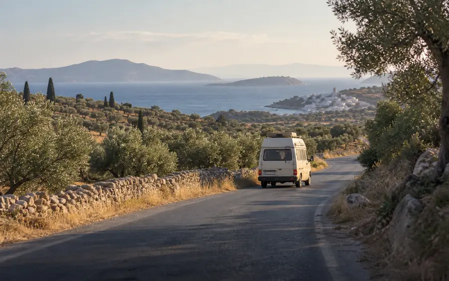 Ege kıyısında zeytin ağaçları arasından geçen motokaravan