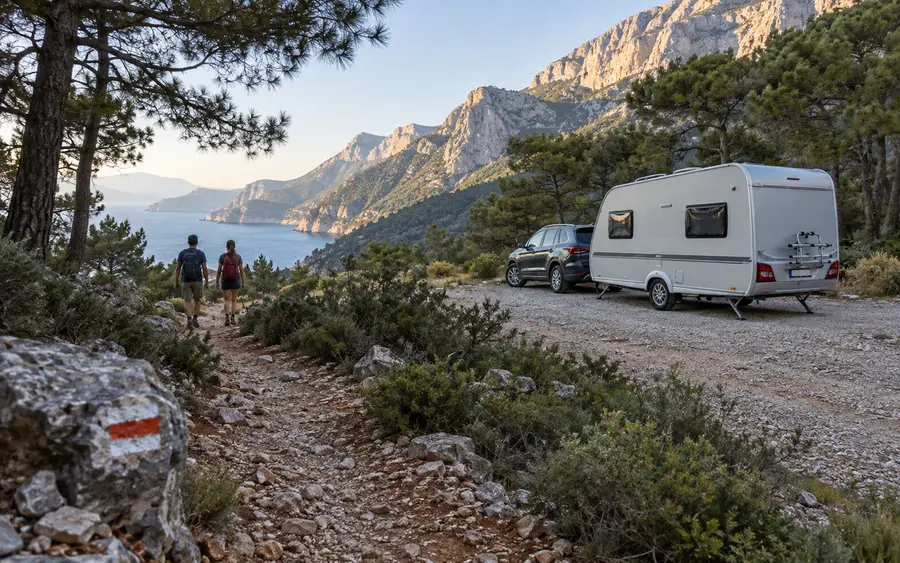 Likya kıyısında dağ ve deniz manzarasına park etmiş karavan