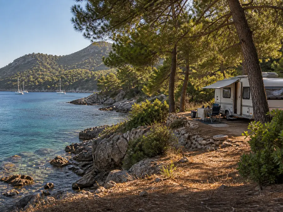 Muğla karavan kamp rehberini temsil eden çamlık koyda karavan