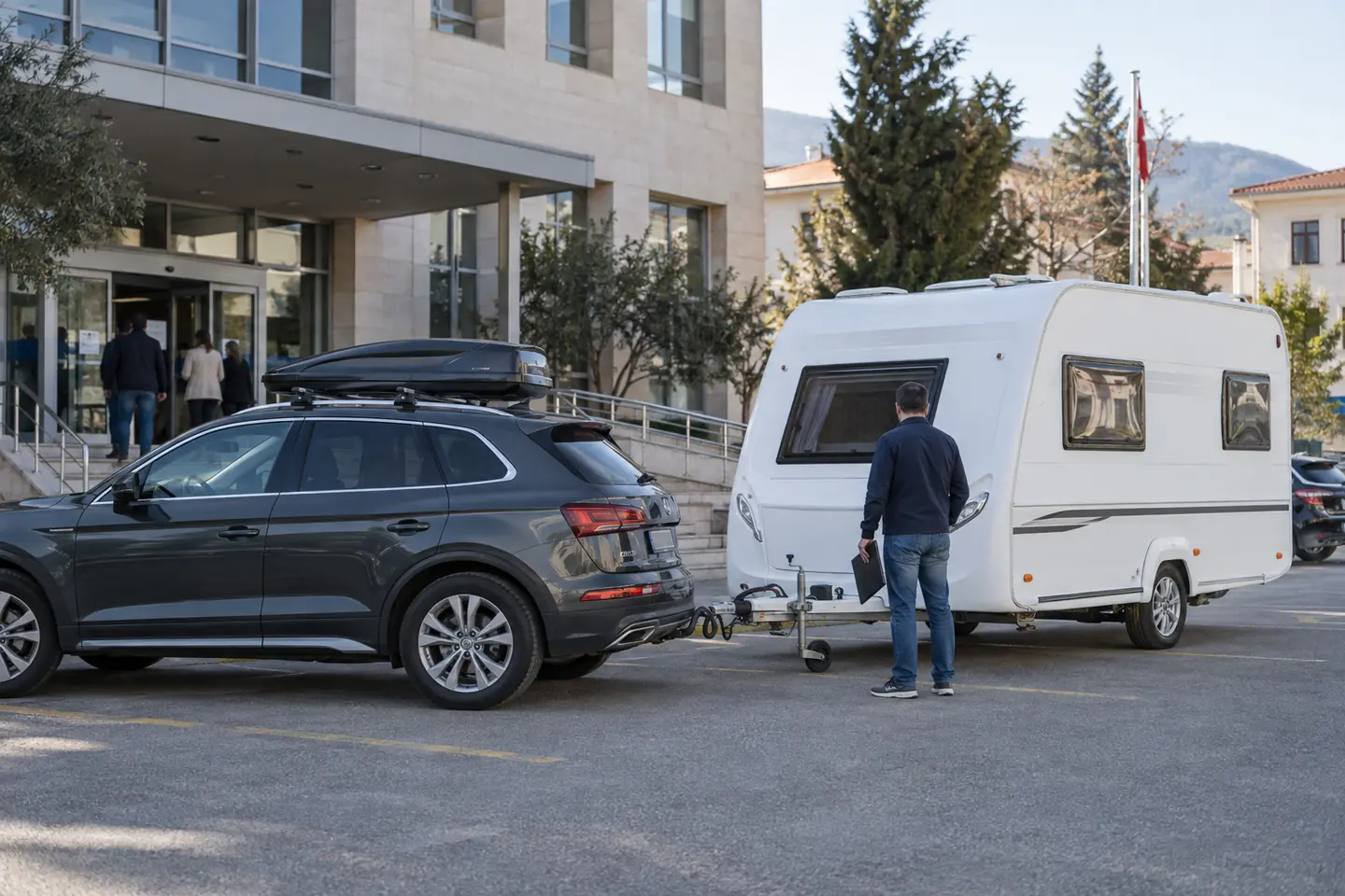 Ruhsat işlemleri için kamu binası önünde bekleyen çekme karavan