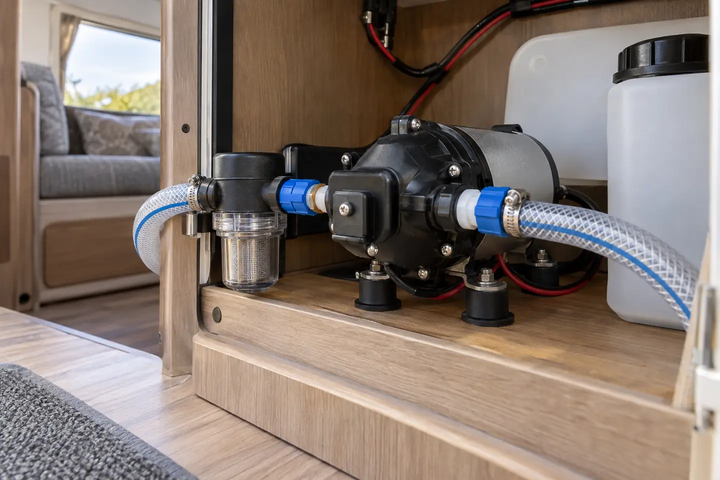 Karavan servis bölmesinde 12 volt diyaframlı su pompası