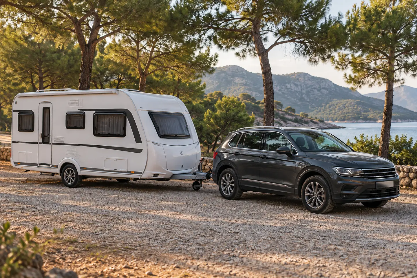 Kamp alanında otomobile bağlı modern çekme karavan